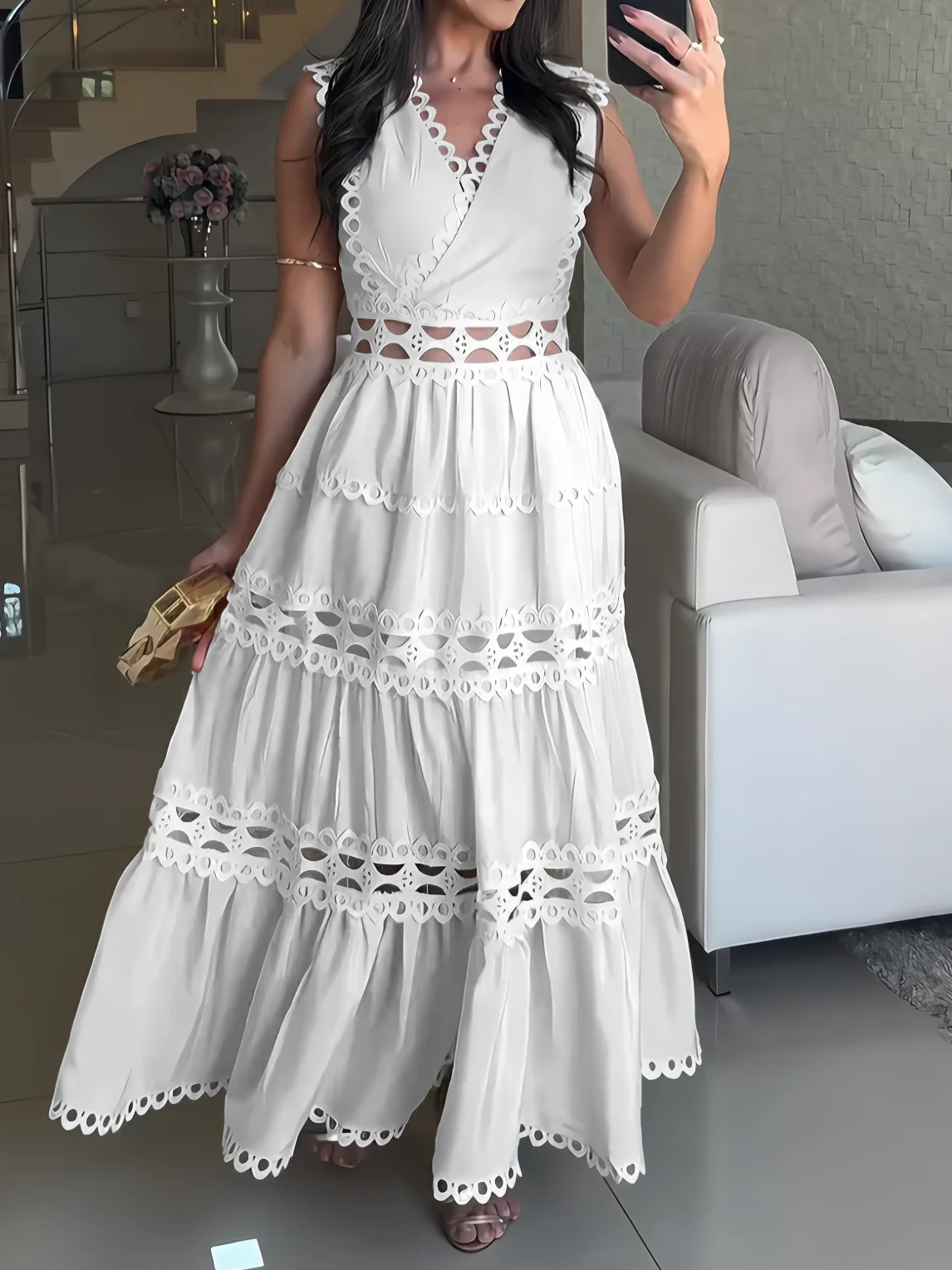 Einfarbiges, elegantes Urlaubskleid für Damen mit Spitzenverkleidung und Ausschnittdetails, geeignet für Frühling und Sommer