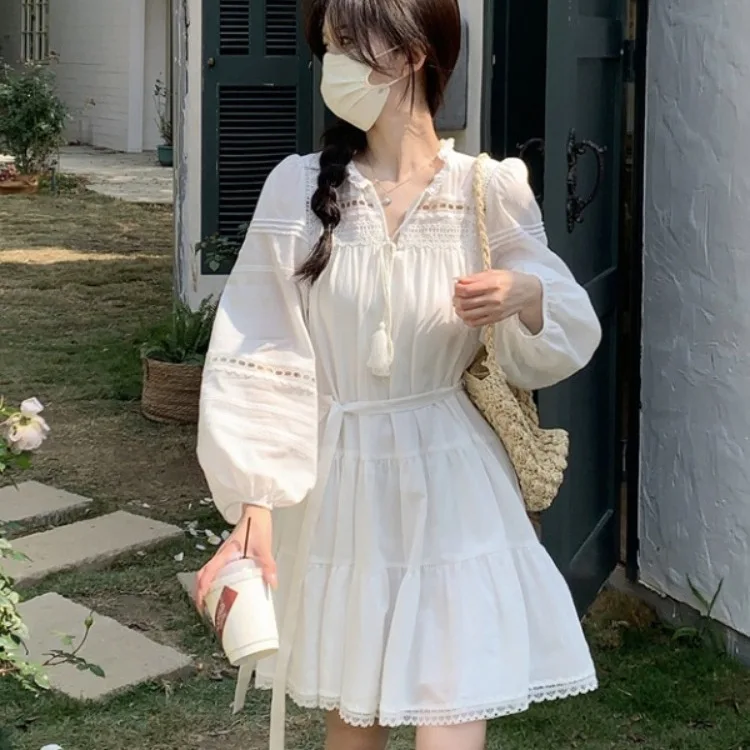 Verano 2025 nuevo vestido caliente francés con empalme hueco para mujer falda blanca de estilo suave