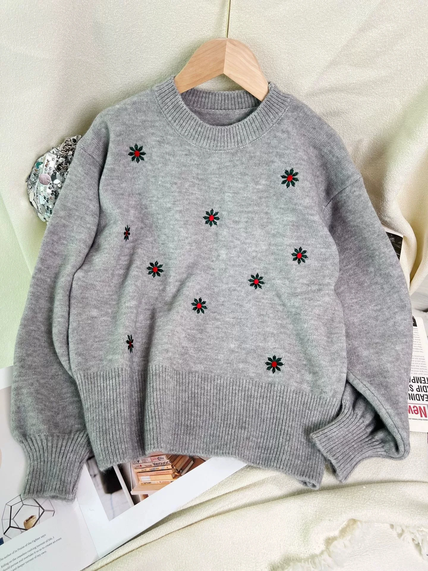 

New casual embroidered flower knitted pullover sweater with round neck, elegant, sweet and unique women's sweater