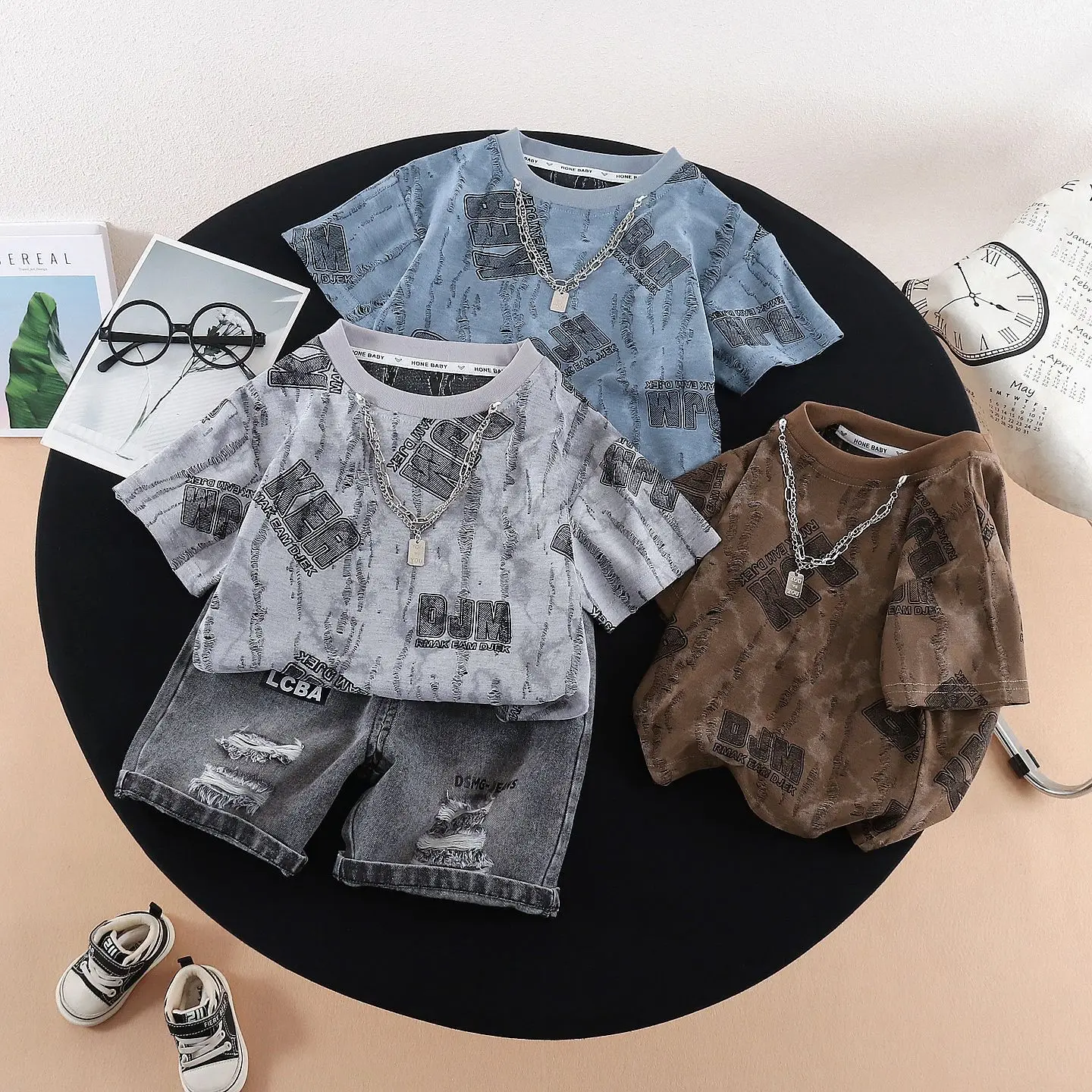 

Летний комплект для малышей: стильная хлопковая футболка с принтом и шорты-джинсы с рваными элементами, 2 предмета, детский спортивный костюм, одежда для детей 1-6 лет