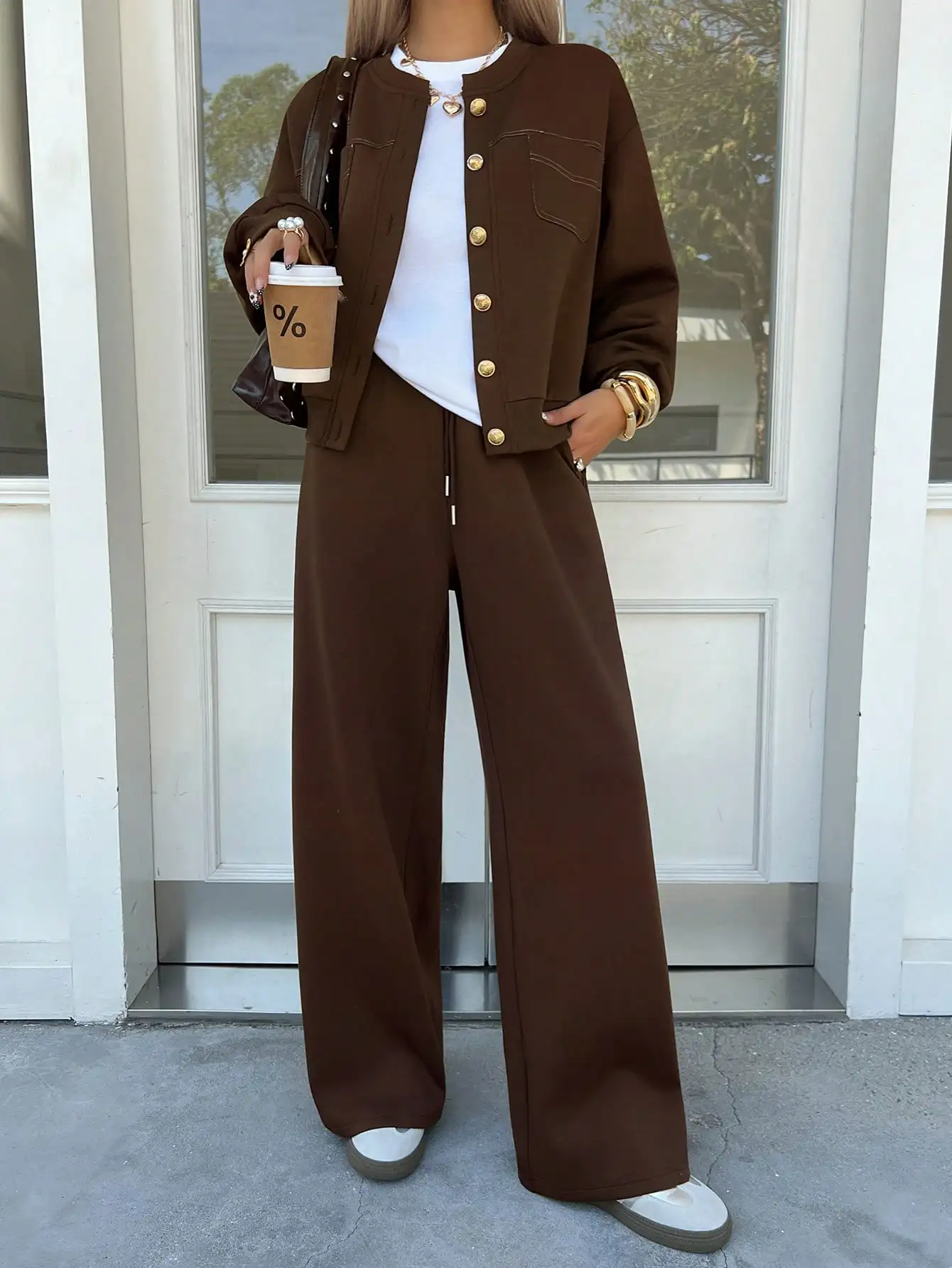 Bruine jas met wijde schouders, knoopsluiting en wijde broek, 2-delige set voor casual herfstoutfits