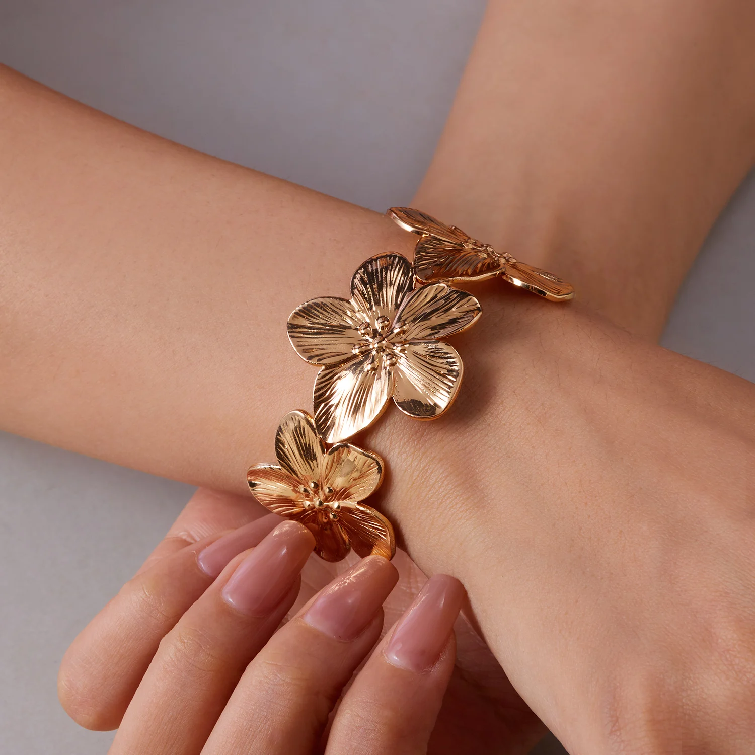 Modisches Vintage-Blumen-Armreif für Damen Trendiger Goldfarben-Metall-Armreif mit breiter Blumenöffnung Eleganter Party-Schmuck – Detail 3