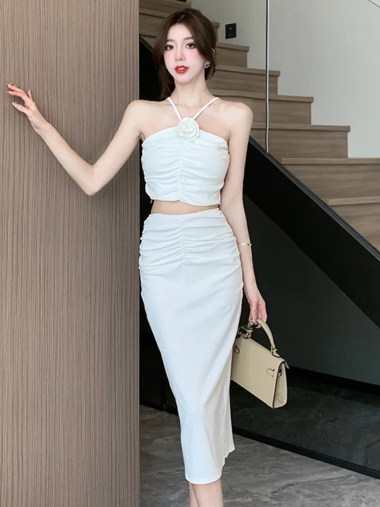 فستان نسائي صيفي مثير بتصميم الوردة، برقبة حمالة وحمالة صدر مطوية على شكل عظمة السمكة، بخصر عالٍ يغطي المؤخرة، وتنورة شبه طويلة