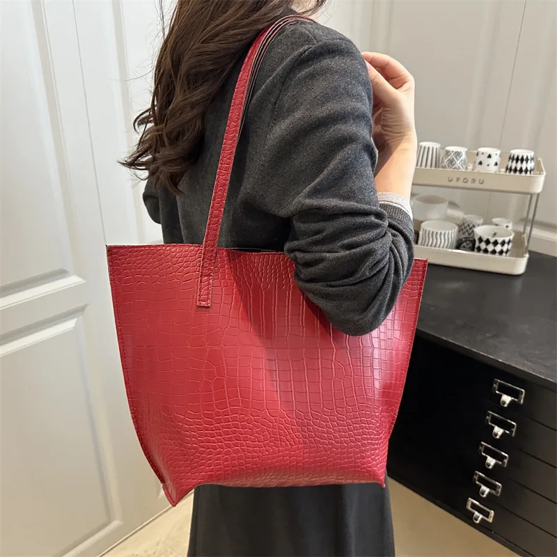 

2025 Новая однотонная сумка-тоут в стиле ретро, большая вместимость, осенне-зимняя повседневная и стильная высококачественная сумка через плечо