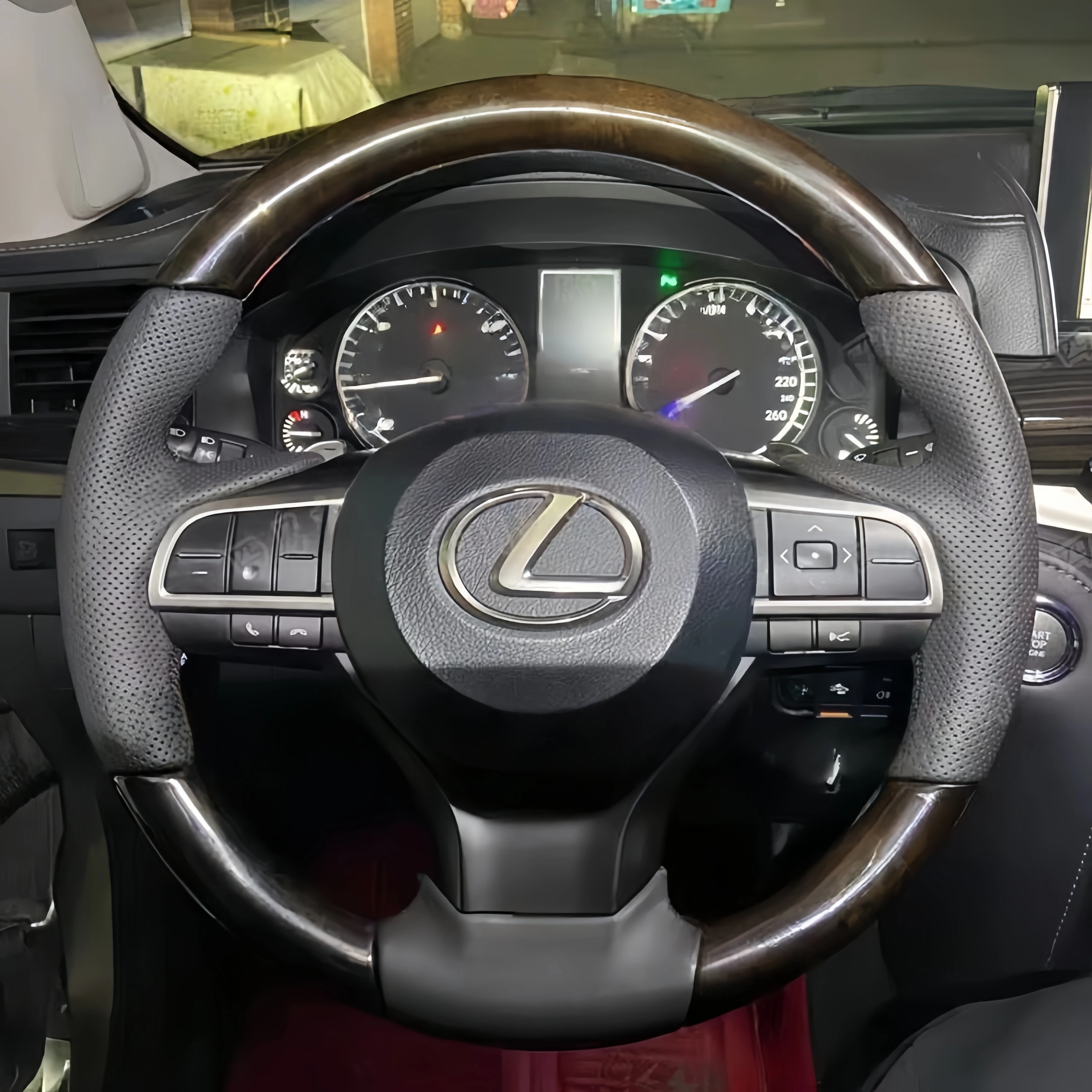 

Special hand-stitched steering wheel covers for Lexus 570, semi-wrapped design (excluding peach wood trim)