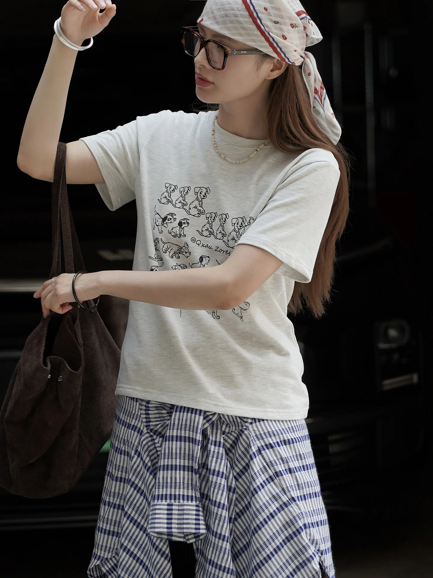 T-shirt a maniche corte stampata con cucciolo alla moda, top vivace e che riduce l'età, comodo e delicato sulla pelle per le donne