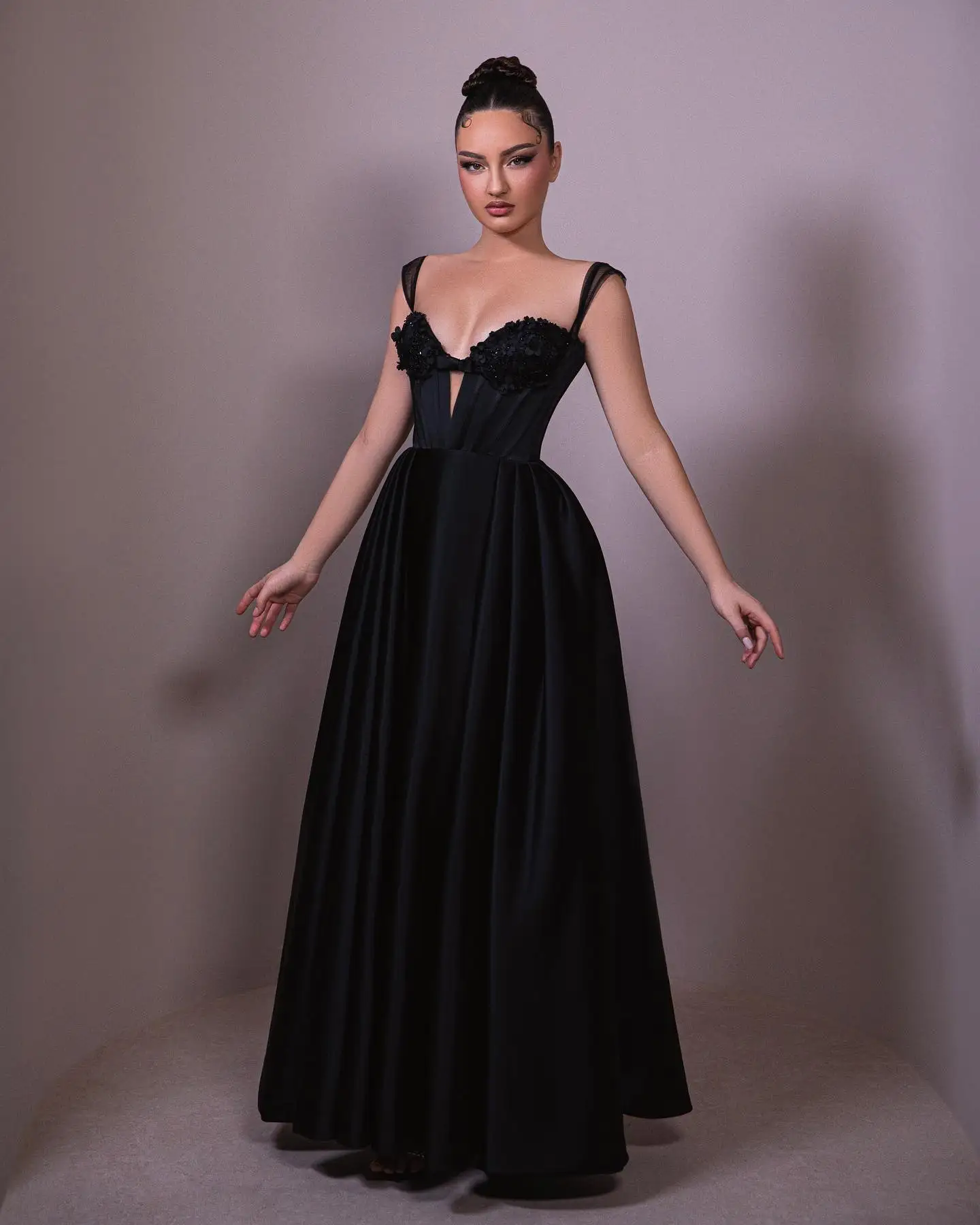 แฟชั่นที่กำหนดเองซาตินเอ-ไลน์สายรัดปาเก็ตตี้แอพพลิเคชันดอกไม้ประดับด้วยลูกปัดชุดราตรีที่ละเอียดอ่อนแขนกุดชุดคนดัง