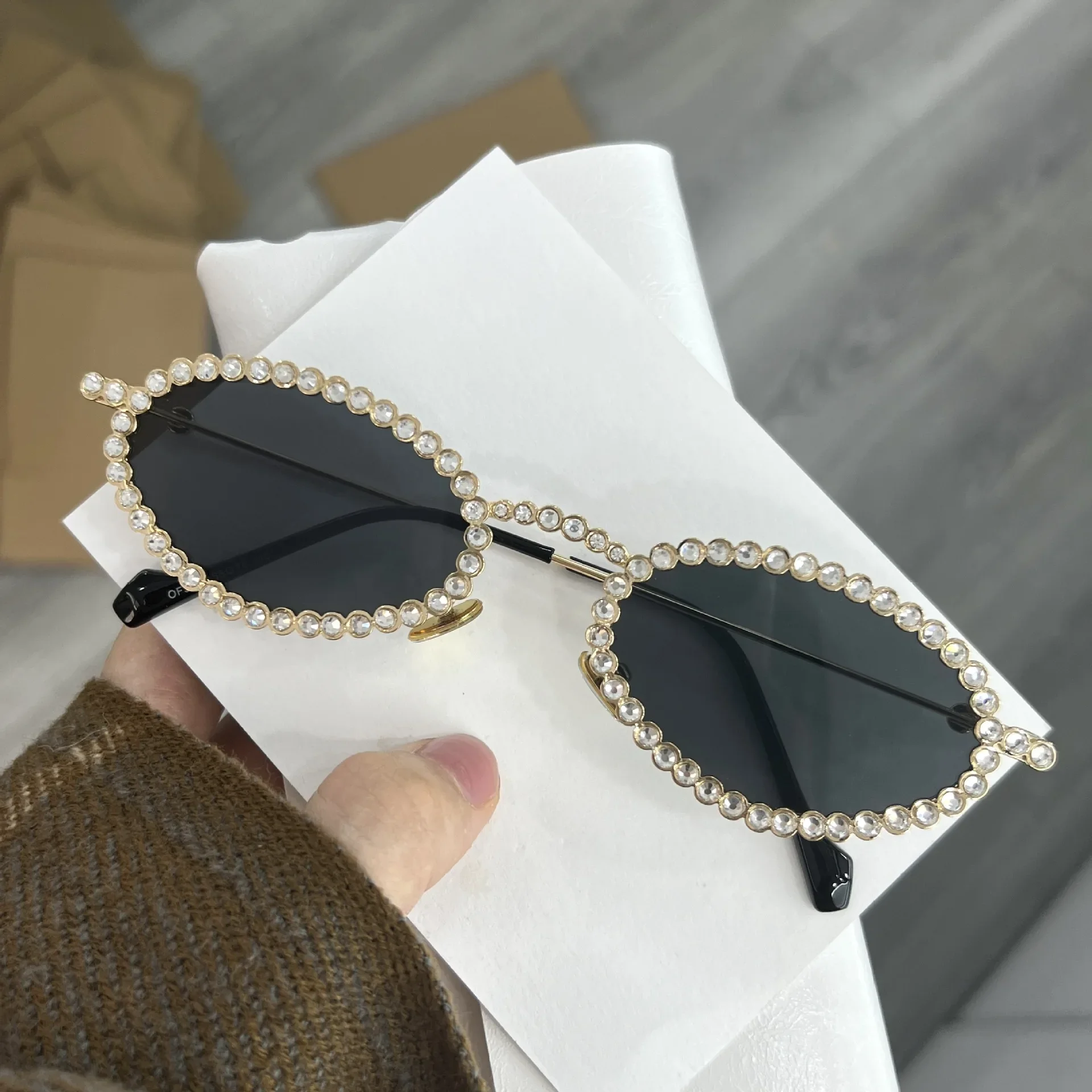 2024 New Luxury Rhinestone Sunglasses Women Small Oval Bling Diamond Brand Sun Glasses Fashion Female Shades Round Oculos De Sol