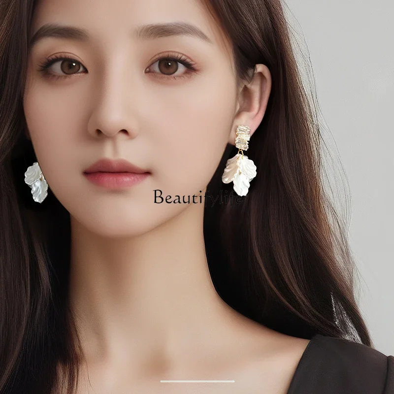 White flower ear clips, new niche high-end light luxury earrings, painless mosquito coil disc earrings.