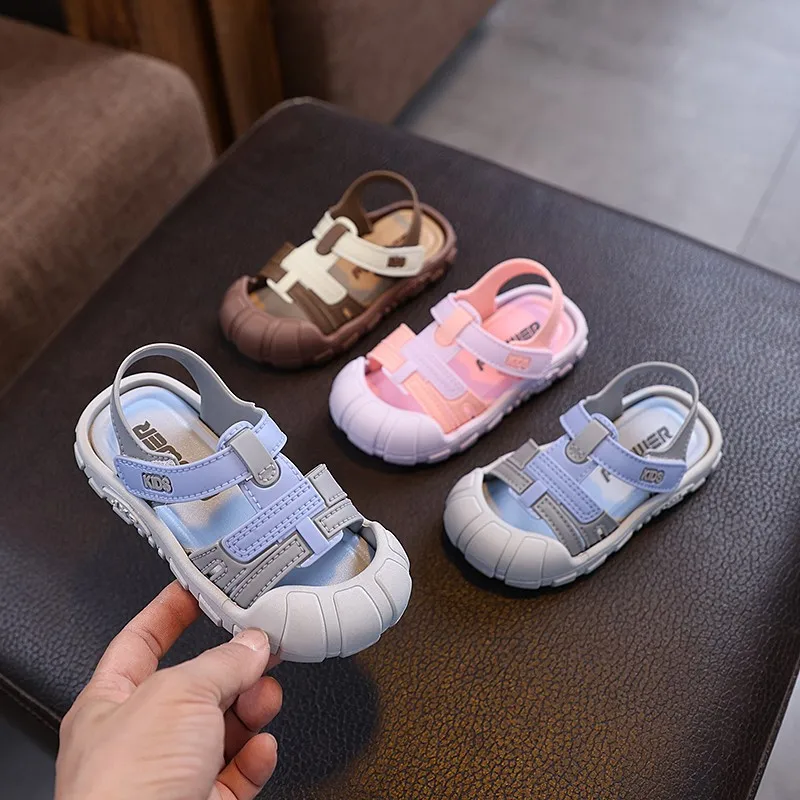 

2025 Summer New Girls' Protective Toe Cap Sandals - Soft Sole Beach Footwear for Kids Fashionable & Comfortable Anti-Kick Design