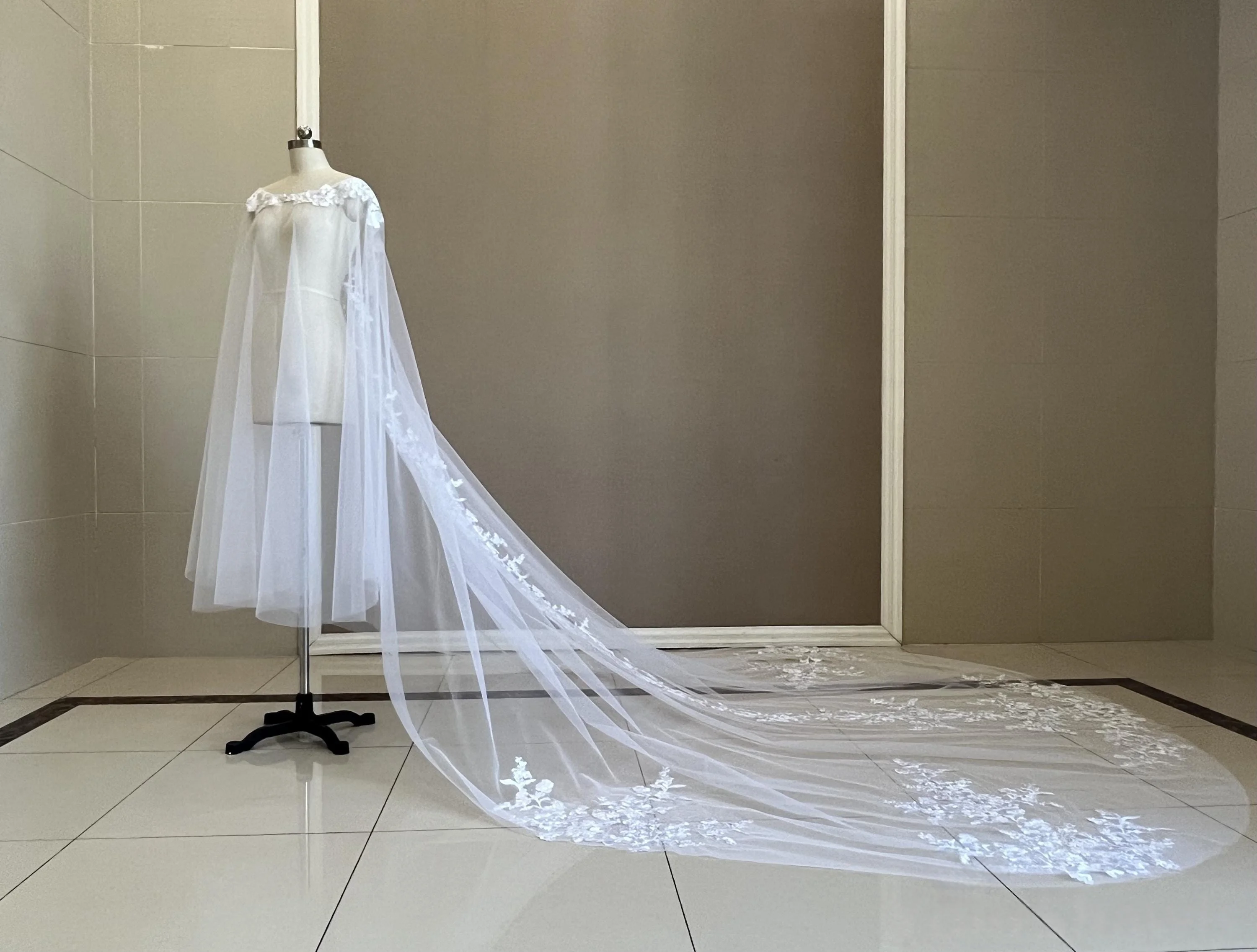 SBS Luxurious cathedral wedding lace applique shawl long white lace bridal veil ivory trailing lace cape Wedding Shawl Accessory