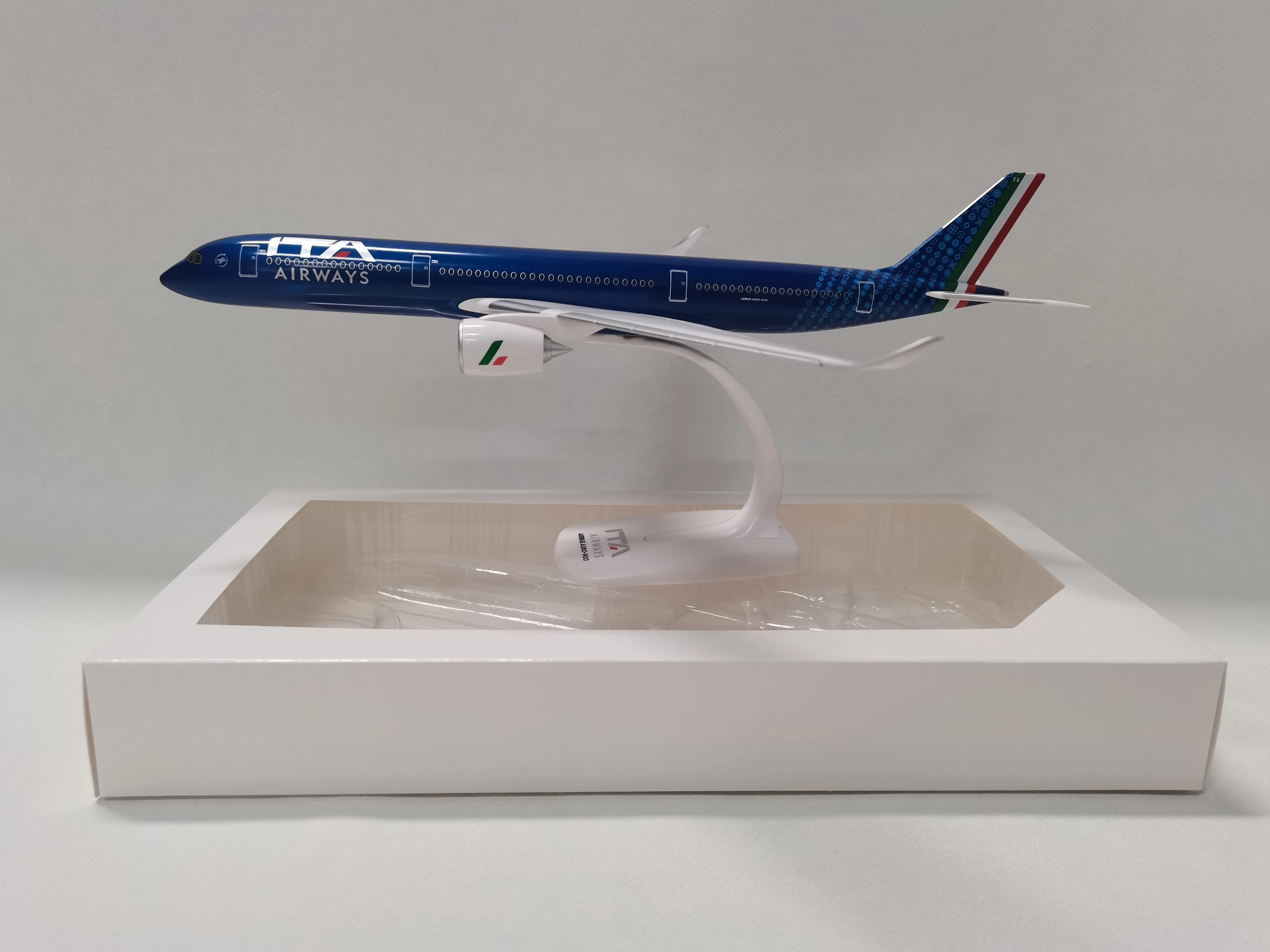 1/200 Scale A350 A350-900 Italy ITA Airline Aircraft Plastic ABS Assembly Plane Model airplanes decoration home For Collection