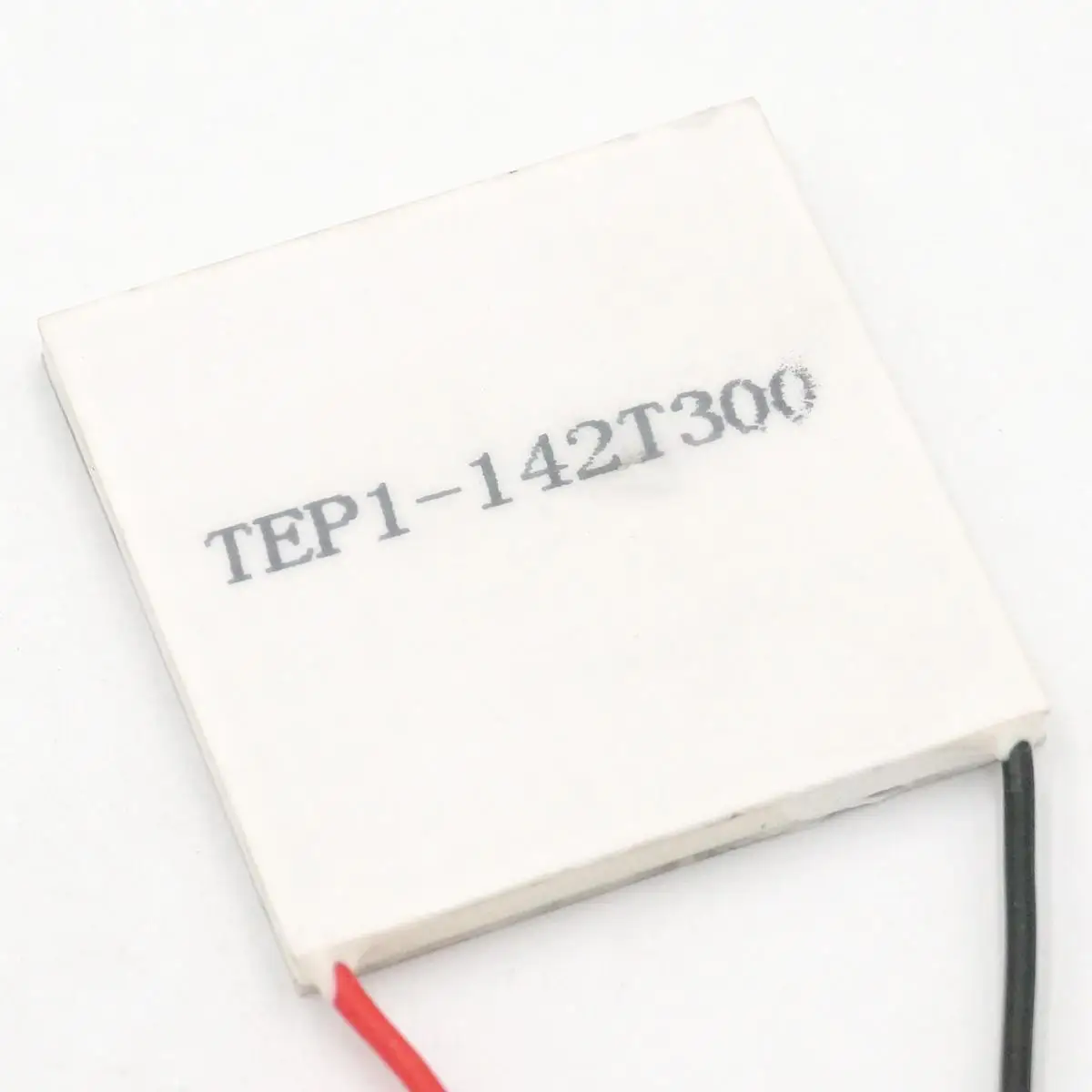 40x40mm Ceramic Heatsink Thermoelectric Cooler Peltier Cooling Plate TEP1-142T300 Refrigeration Module