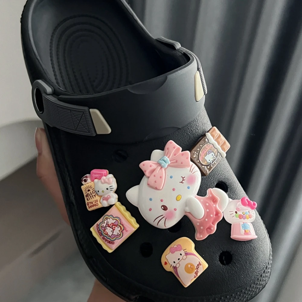 MINISO sepatu kartun Hello Kitty Pink aksesoris sepatu Resin 3D pesona Strip pedas sandal musim panas mode lucu bakiak gesper sepatu