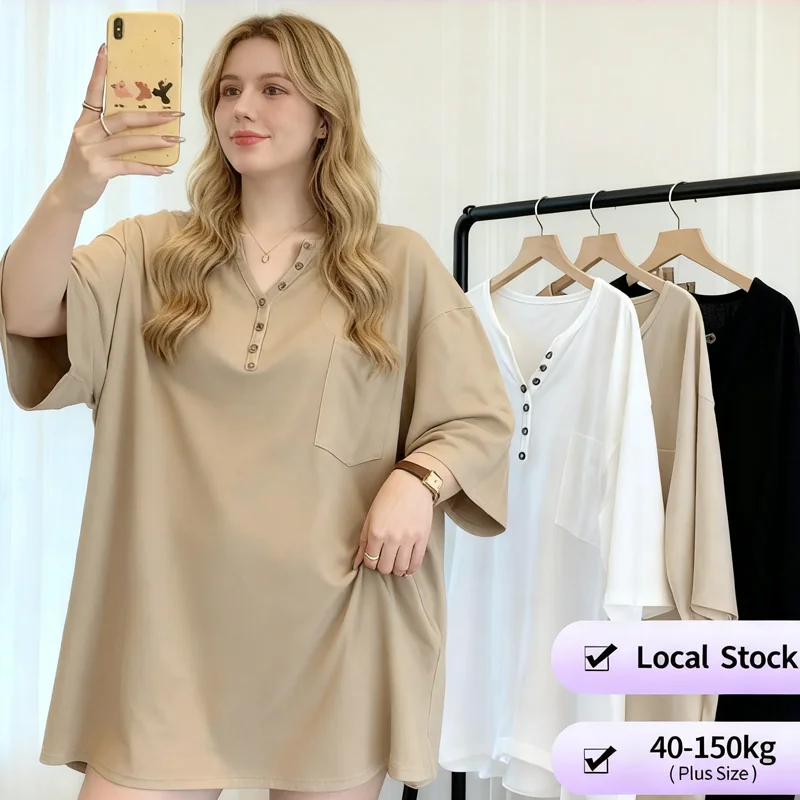 【تي شيرت كبير الحجم】(50-150 كجم) قميص نسائي نصف كم مقاس كبير ورقبة على شكل حرف V تي شيرت عادي فضفاض بأزرار مزخرفة قميص طويل غير رسمي
