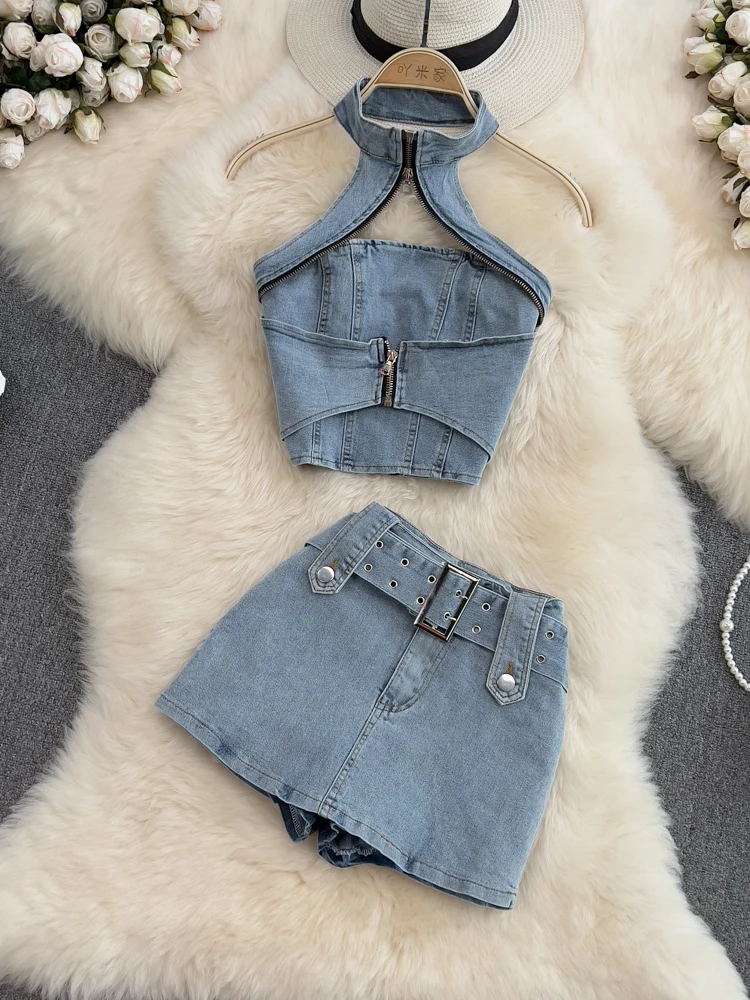 

Модный короткий джинсовый комплект-двойка для женщин: сексуальный топ с открытой спиной и шорты-юбка с высокой талией и широкими штанинами. Трендовый уличный летний наряд.