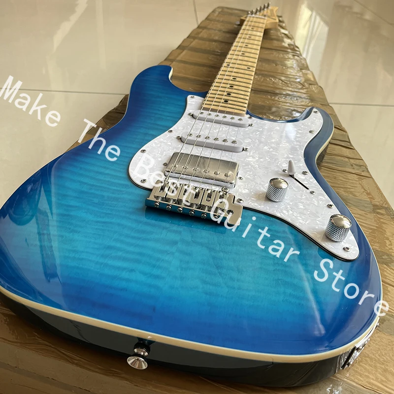 

Classic electric guitar, equipped with tremolo bridge, professional level, fast delivery.