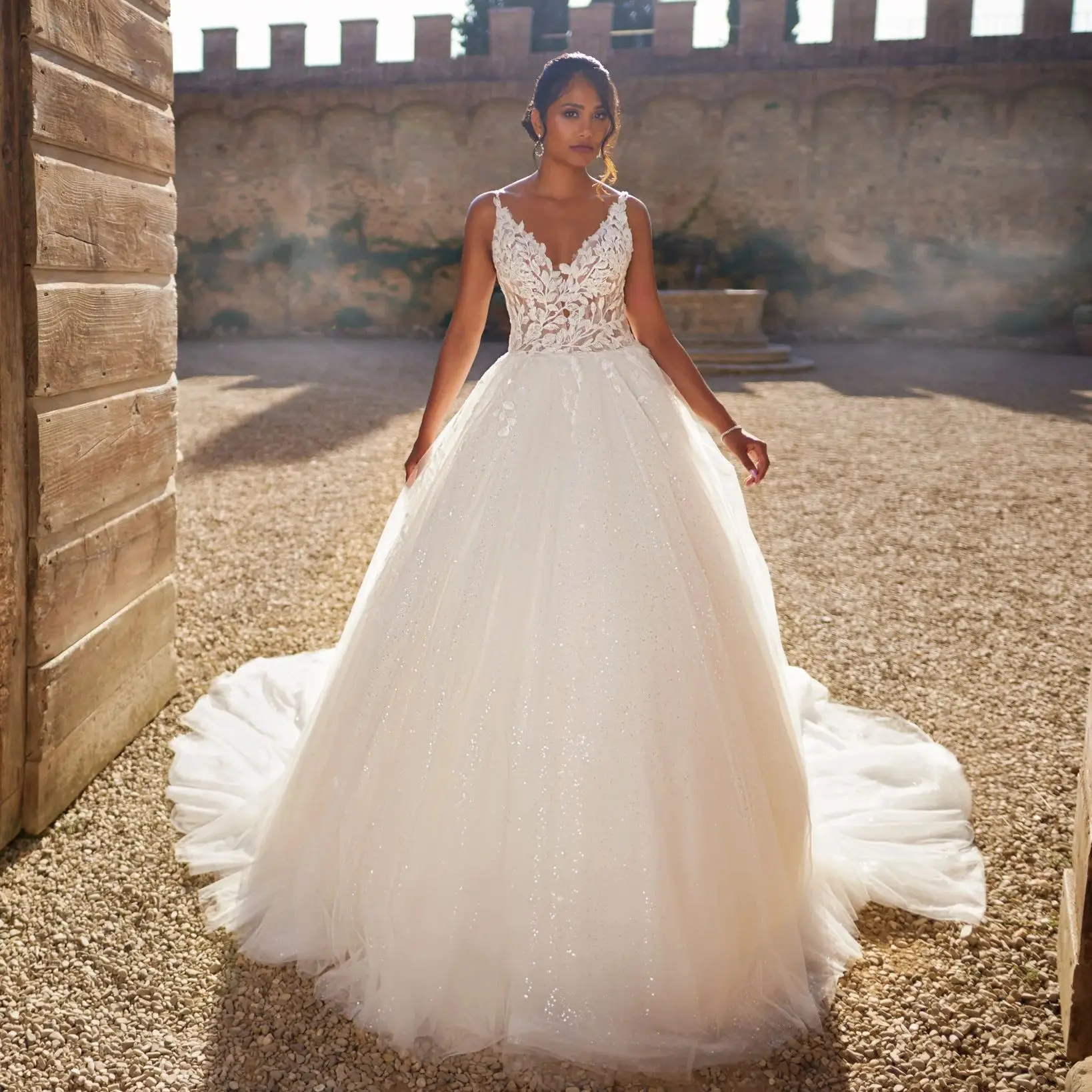 ชุดแต่งงานคอวีทรงเอไลน์สุดหรูสำหรับผู้หญิง ตกแต่งด้วยลูกไม้แบบแอพพลิเค่  ชุดแต่งงานแบบเปิดหลัง  ชุดเจ้าสาว