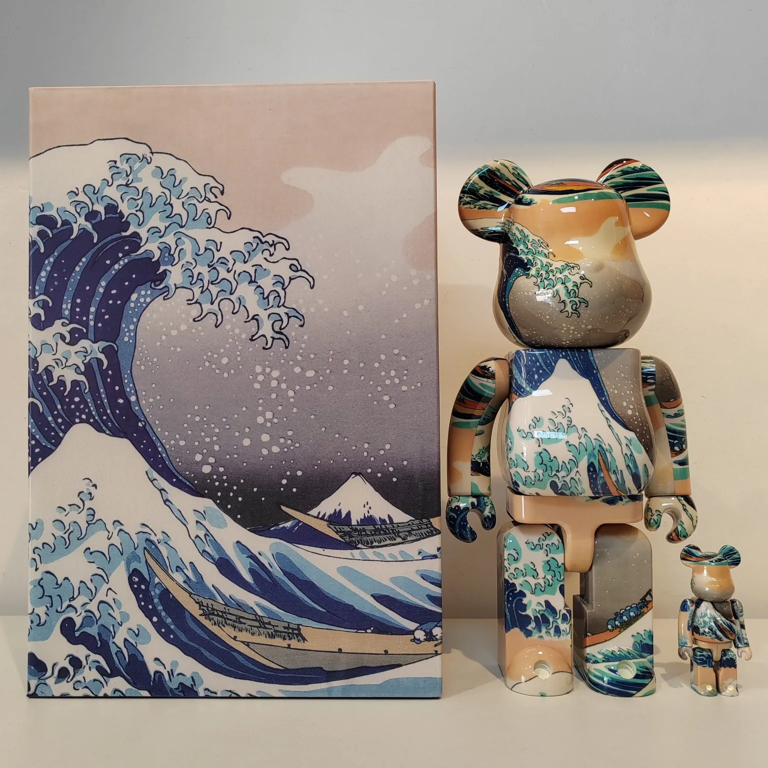 

Bearbrick 400% And 100% Kanagawa Surf Classic Pattern Style One Large And One Small Premium Version Trendy Building Block Bears