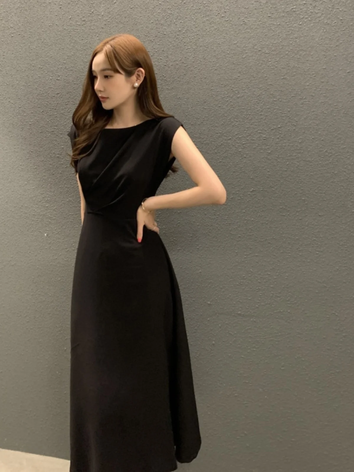 우아한 여름 민소매 A 라인 드레스 세련된 라운드 넥 Pleated 허리 조임 슬리밍 롱 조끼 드레스 통근 스타일 퓨어 컬러