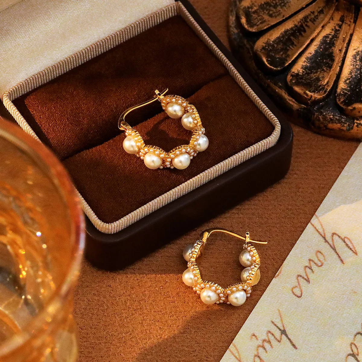 Copper-plated retro-style earrings with inner and outer pearl inlays, fashionable and exquisite jewelry.