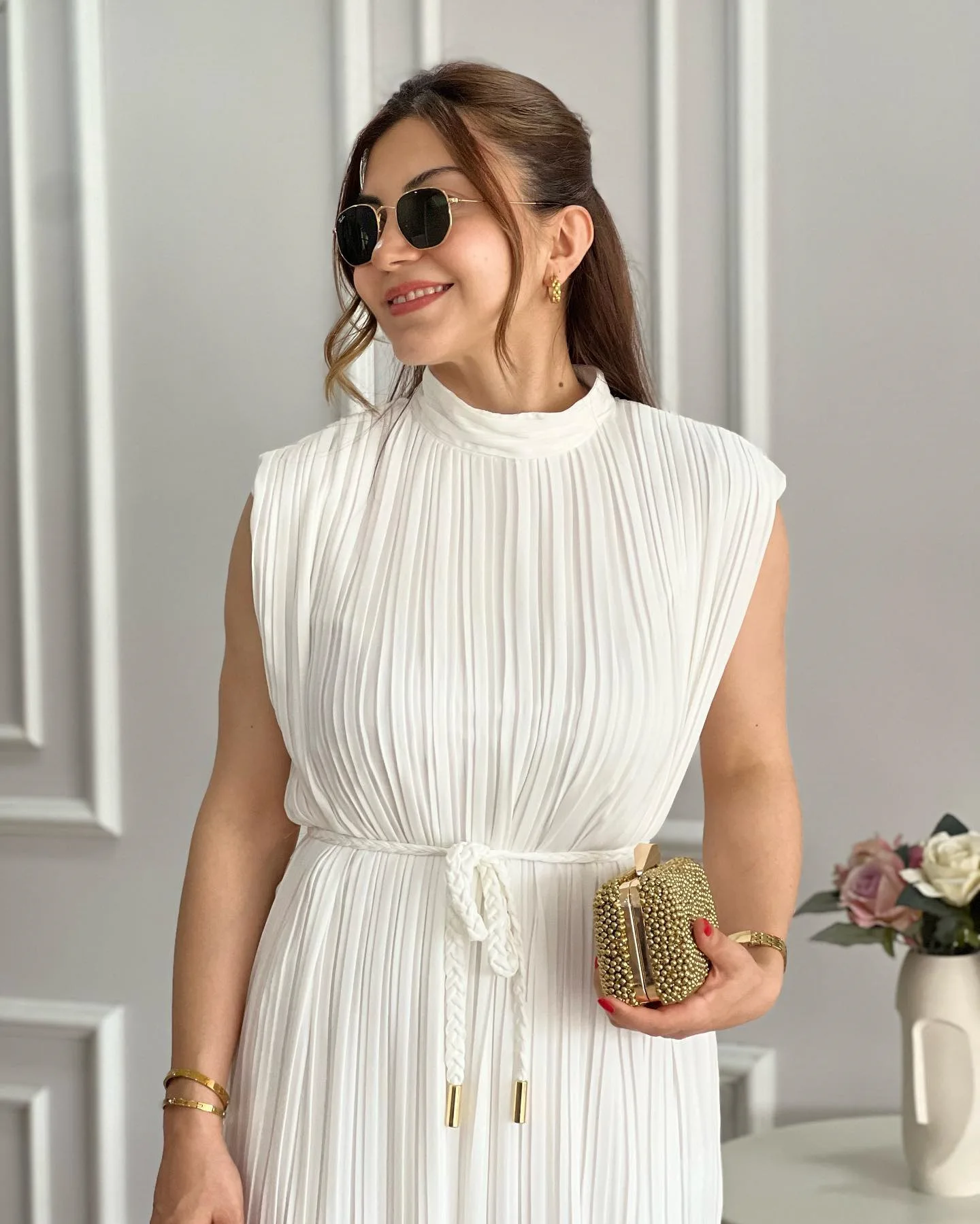 

2026 Новое белое элегантное женское плиссированное платье с поясом и круглым вырезом без рукавов, изящные вечерние платья, праздничная одежда