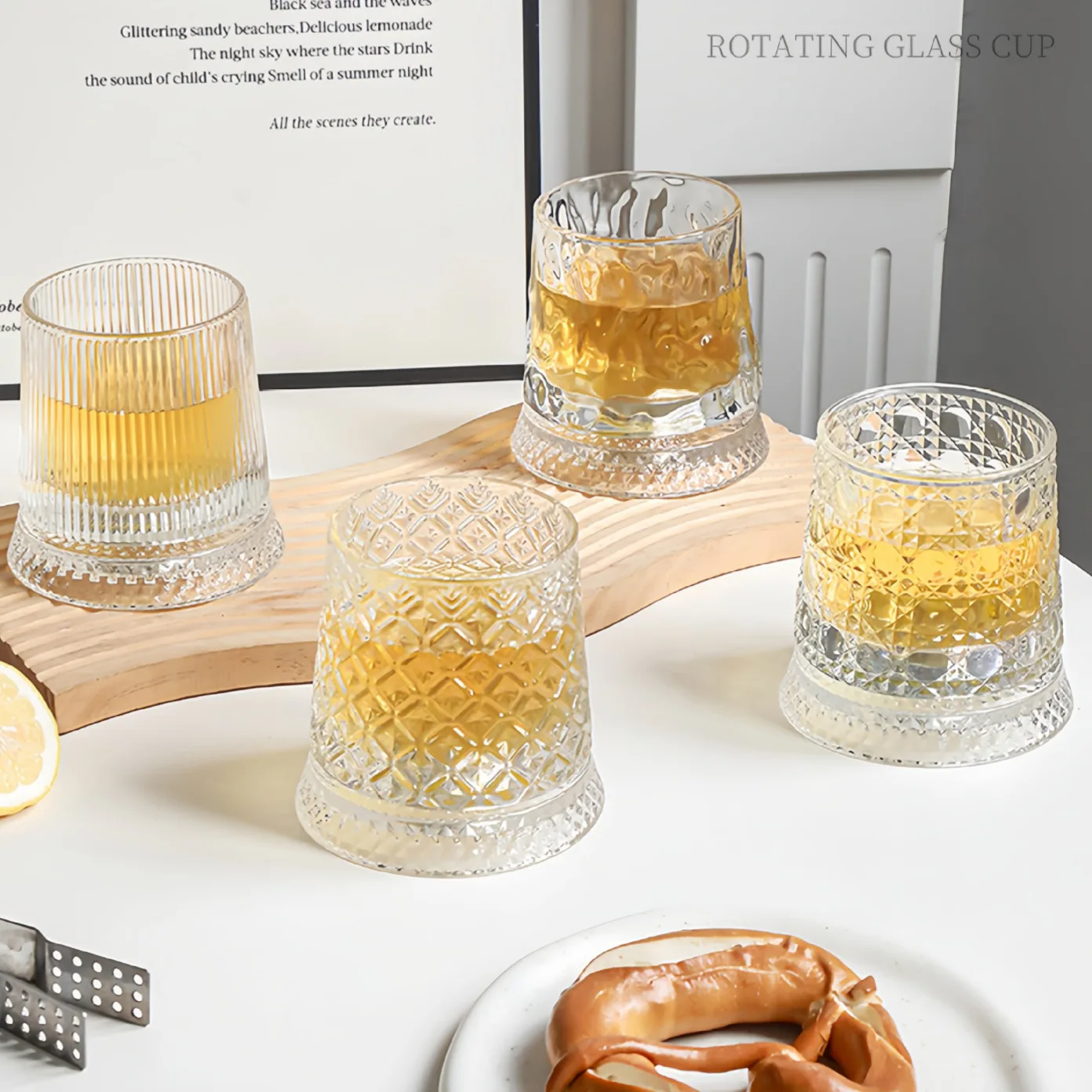 

Вращающаяся стеклянная чашка с подставкой для домашнего виски, пива, питья воды