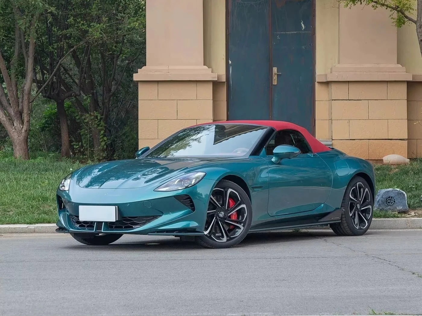 2025 2026  MG Cyberster Supercar New Energy Vehicle 2-Door Sports Convertible EV Car 580km 520km Range 2 Seats Soft  LHD view 3