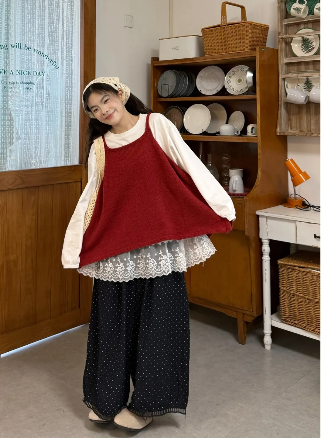 

Женский комплект больших размеров: футболка с кружевной отделкой и длинными рукавами, брюки в горошек с высокой талией. Новинка весны: комфортный и модный образ.