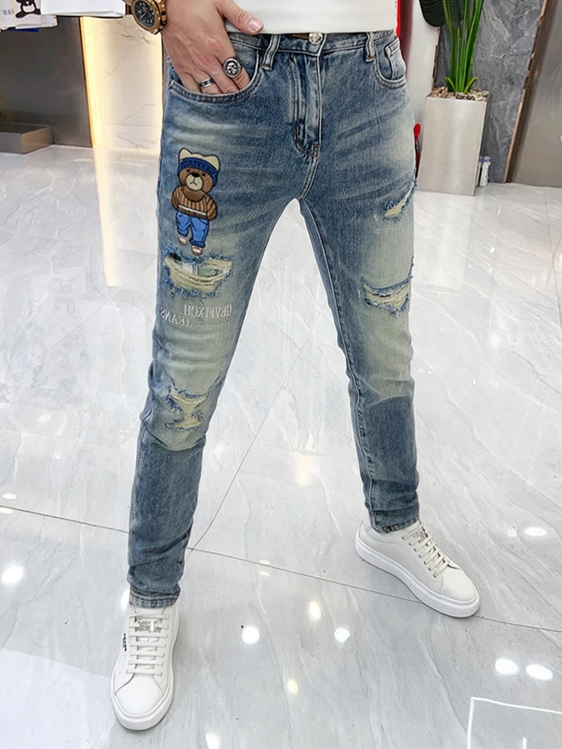 

Летние мужские джинсы слим-фит с вышивкой в виде мультяшного медведя, с эффектом потертости, модные брендовые молодежные повседневные длинные брюки, прямые джинсы