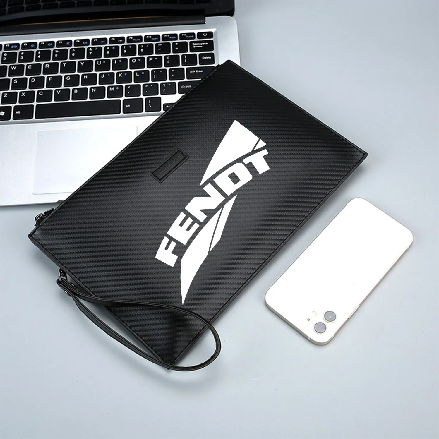 شعار أبيض بكلمة وأشكال منحنية. حقيبة يد رجالية أنيقة مطبوعة من البولي يوريثان عصرية وعملية للحمل اليومي