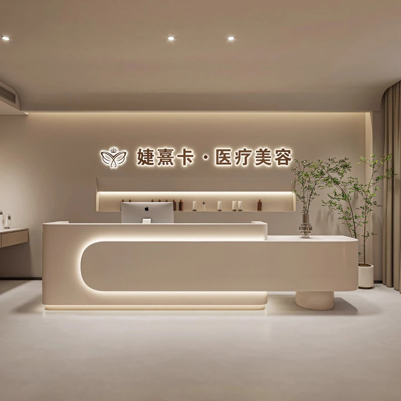 Salón de belleza, mostrador de bar, tienda de ropa, mostrador de caja, mostrador de recepción, centro de atención al cliente, mesa de oficina, escritorios de computadora