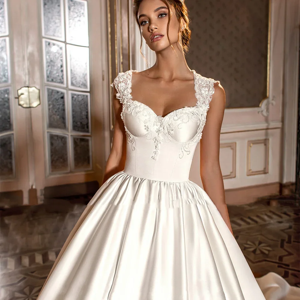 Eleganckie, szyte na miarę suknie ślubne z satyny, z krótkim rękawem, dekoltem w serduszko, gorsetem, trenem zamiatającym, suknie balowe, suknia ślubna.