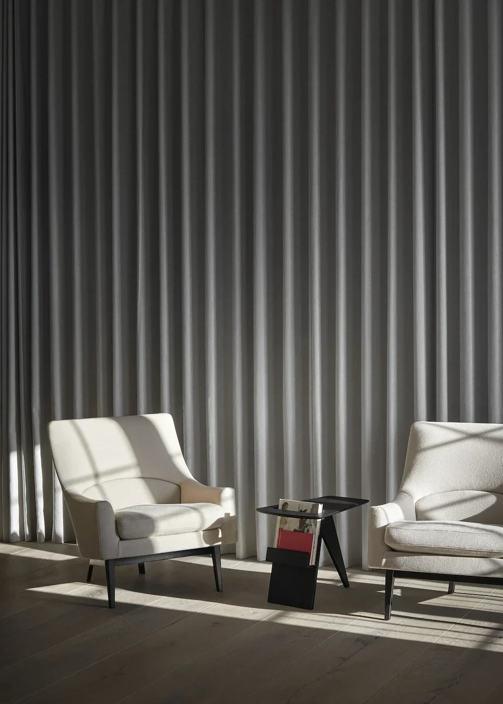 Klassischer Couchtisch mit Zeitungsständer und Couchtisch