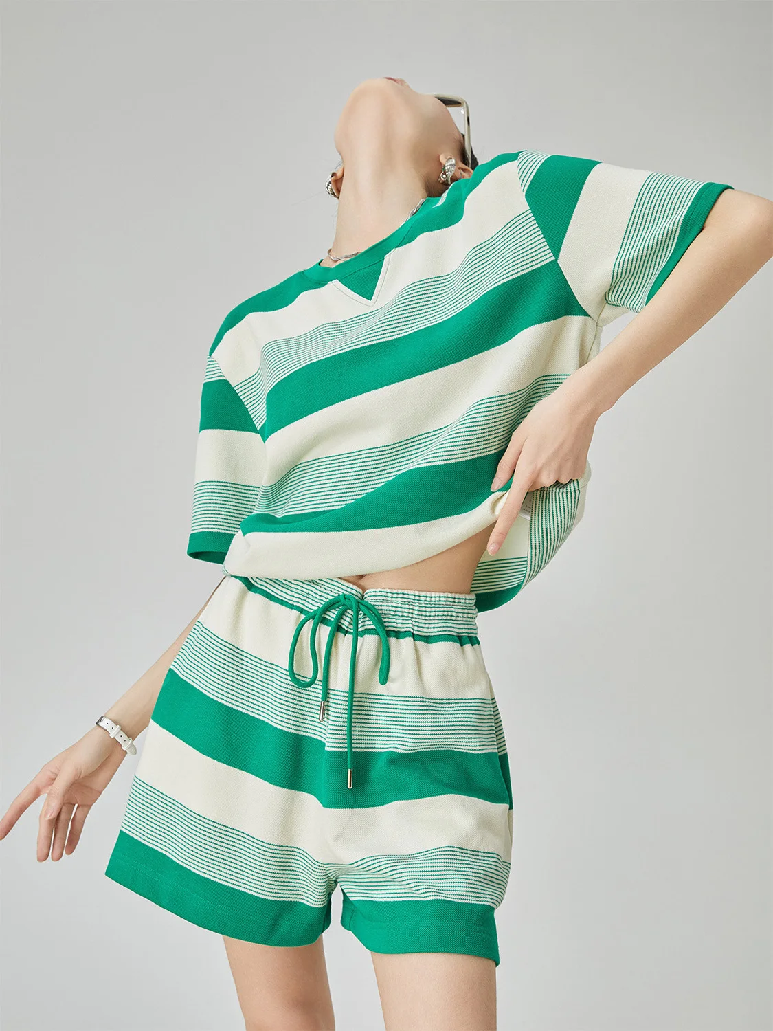 

Летний повседневный комплект для города: зеленый полосатый костюм из двух предметов с коротким рукавом и шортами, свободный спортивный костюм с круглым вырезом из полиэфирного волокна