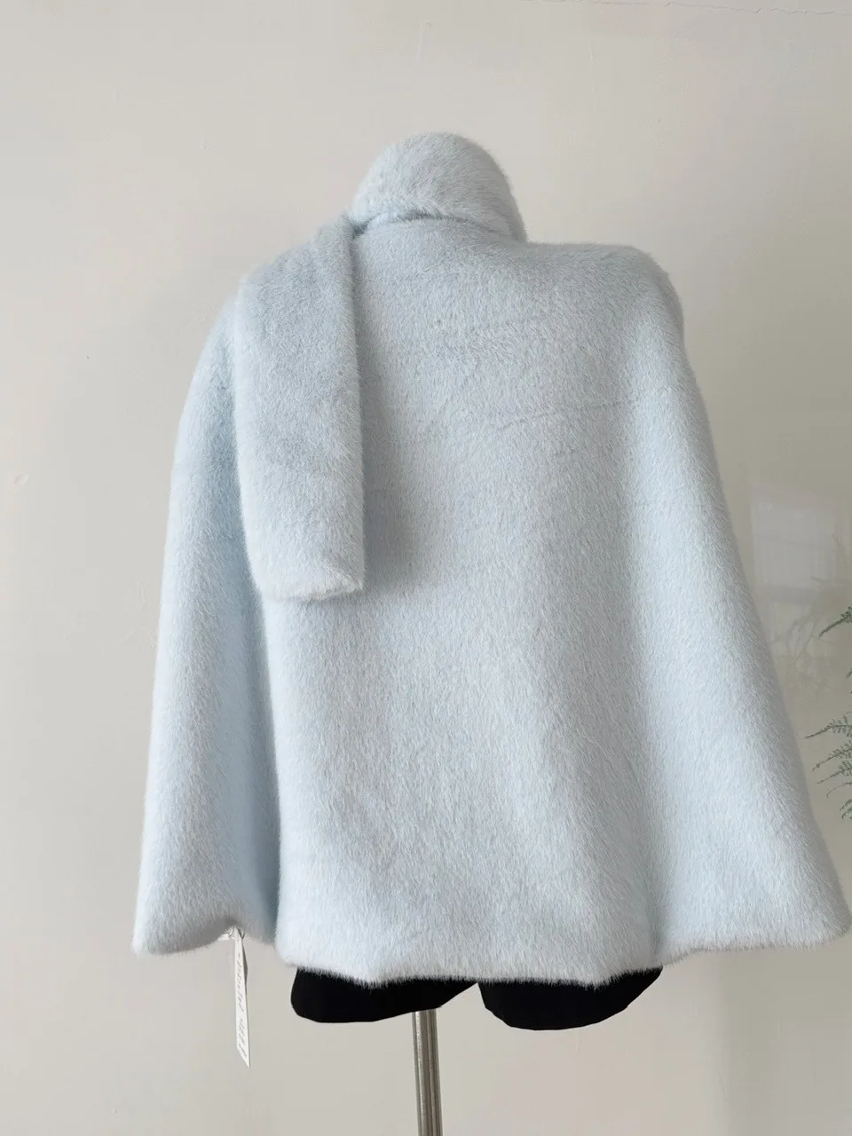 لينة Sle فروي ملابس خارجية المرأة فضفاضة تناسب معطف الشتاء الأزرق 2025 العصرية التخسيس تنوعا القلنسوة Ne معطف السيدات Faion