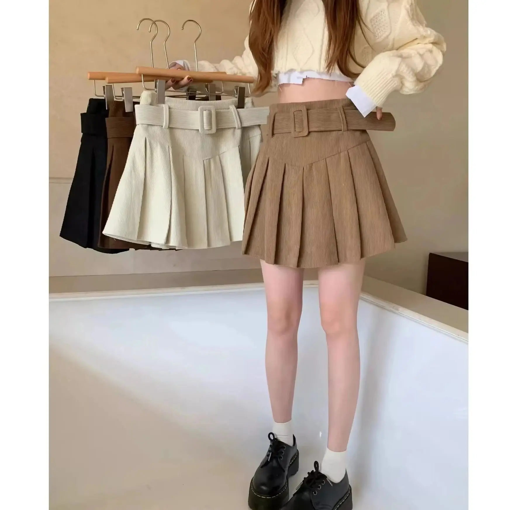 Spódnica mini z sznurkiem, plisowana, teksturowana, sztruksowa, z zakładkami, z paskiem, damska, młodzieżowa, w stylu akademickim, jesienno-zimowa.