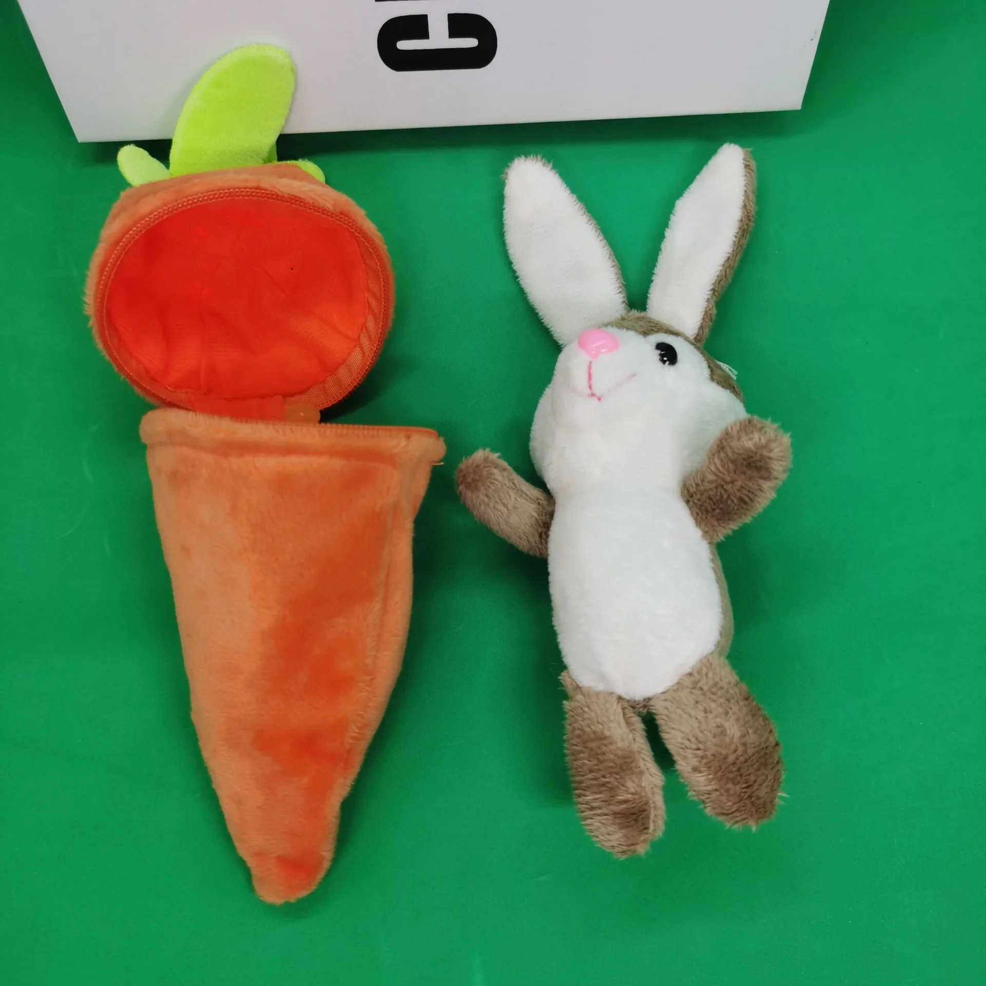 Colgante de peluche de zanahoria y conejo desmontable