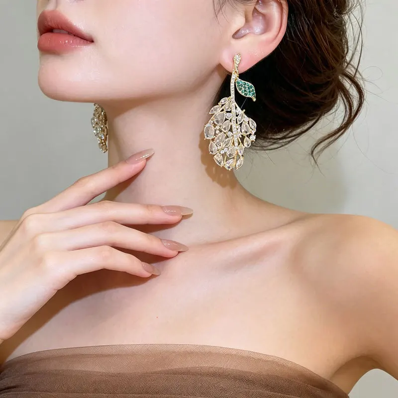 Rhinestone leaf earrings Fashion, high sense, luxury, super flash temperament, niche personality, versatile earrings