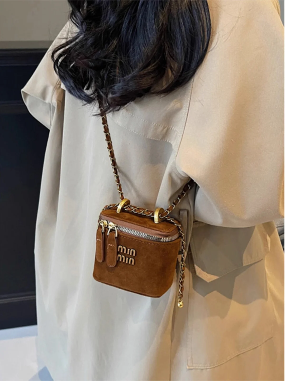 حقيبة صغيرة فاخرة للغاية هذا العام للسيدات من العلامة التجارية الشهيرة 2025 حقيبة سلسلة جديدة راقية حقيبة صندوق ساعي حقيبة أحمر الشفاه