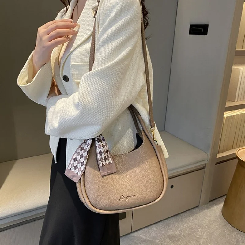 

Famous Designer Leather Women's Tote Bag Luxury Brand Fashionable Classic Elegant Commuter Vintage Daily Bag