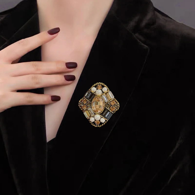 Vintage Baroque Style Rhinestone Pearl Brooches for Women Men Color Crystal Lapel Pins Clothing Accessories Jewelry