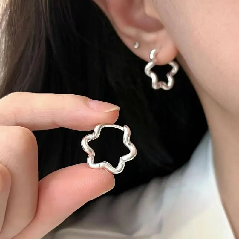 1Pair Elegant Sweet Hollow Flower Hoop Earrings For Women Girl Fashion Jewelry Gift For Party Office