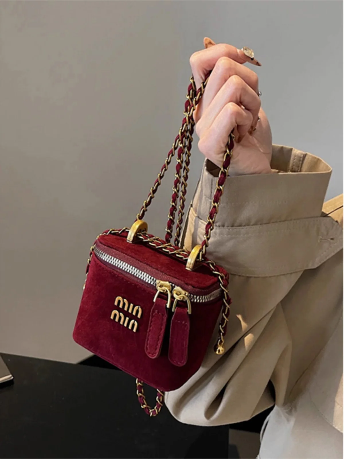 حقيبة صغيرة فاخرة للغاية هذا العام للسيدات من العلامة التجارية الشهيرة 2025 حقيبة سلسلة جديدة راقية حقيبة صندوق ساعي حقيبة أحمر الشفاه