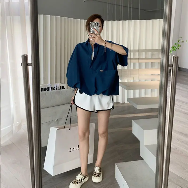 ไขมัน MM ขนาดใหญ่พิเศษขนาด 300 กก.สไตล์ฮ่องกงเสื้อเชิ้ตแขนสั้นลําลองสําหรับผู้หญิงในฤดูร้อนการออกแบบหลวม Niche เสื้อครึ่งแขน