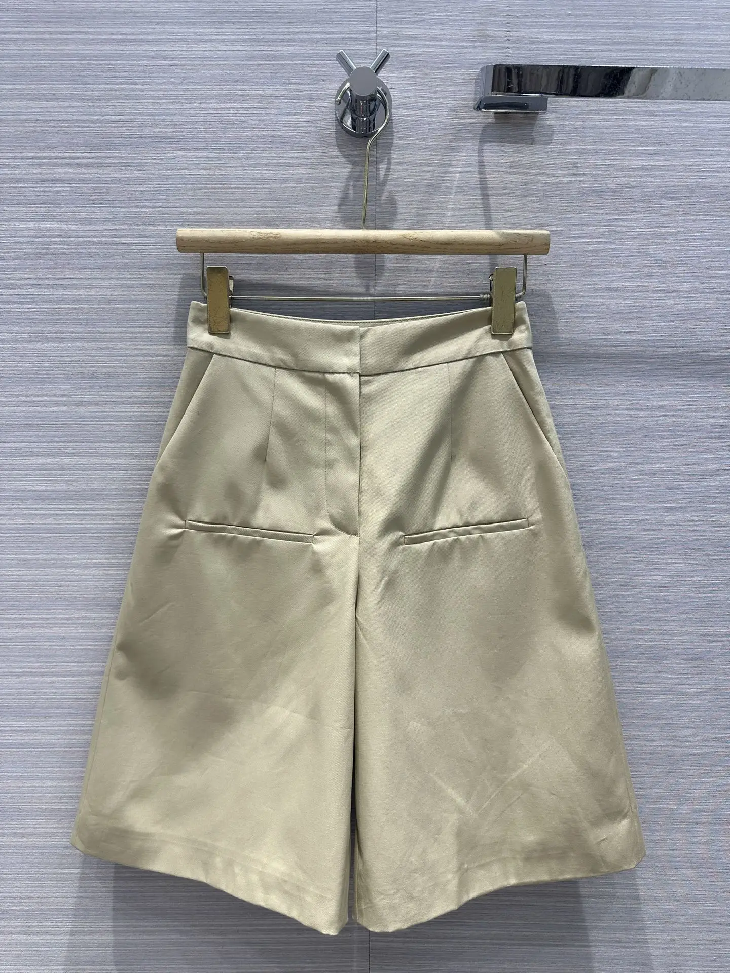 

2024 Spring/Summer New Women's Wear 3d Cutting Solid Color Mid-High Waist Straight Shorts 0319