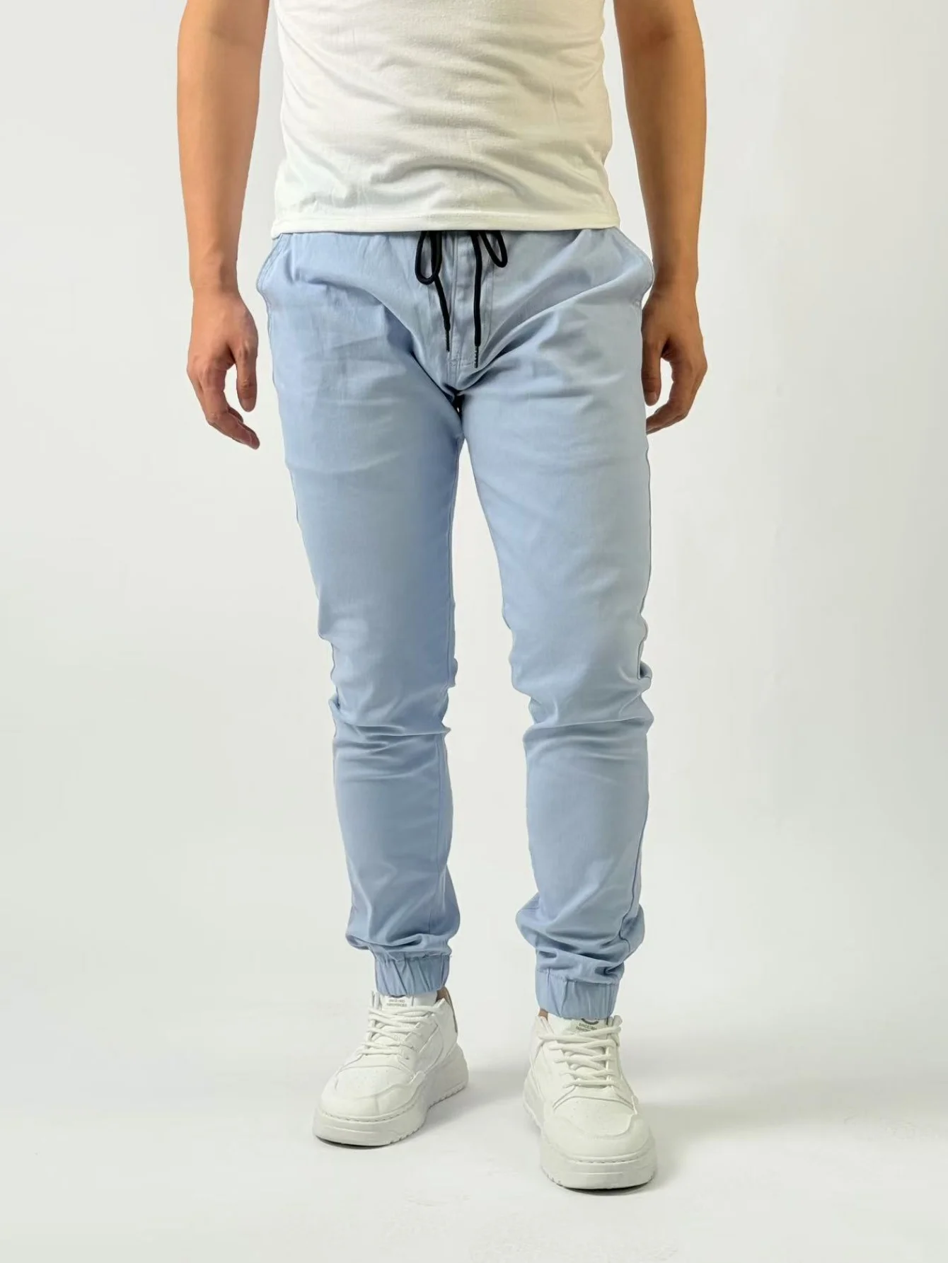 

KING JEANS СИНИЕ мужские повседневные брюки с эластичным поясом и шнурком. Подходит для делового и офисного ношения.