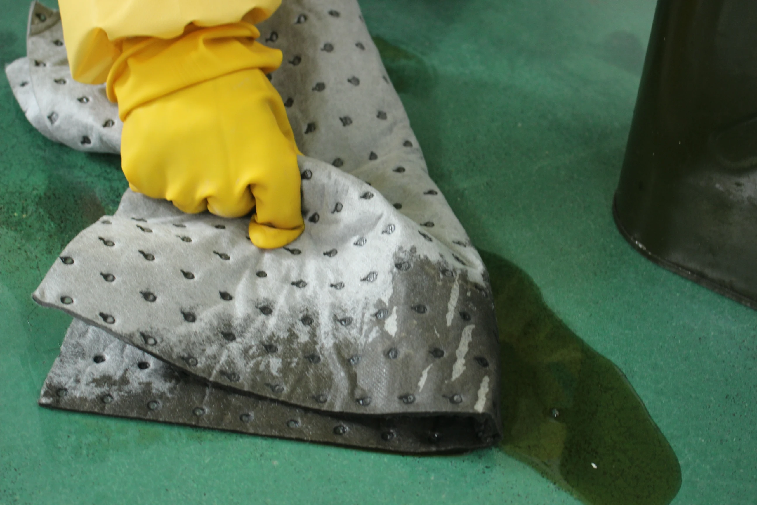 Foglio assorbente monouso universale Comodo materiale PP dimmerato Design conveniente della borsa per tampone assorbente per perdite d'olio