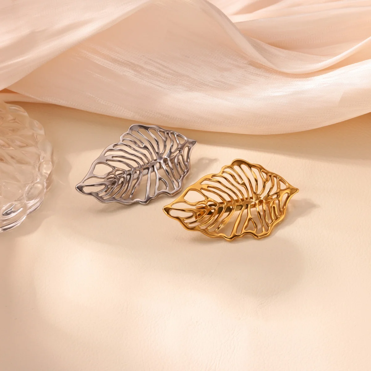 

Classic Leaf Stainless Steel Brooch Unisex 18K Gold-plated Hollow out Badge Pins Banquet Party Backpack Gift Jewelry Accessories