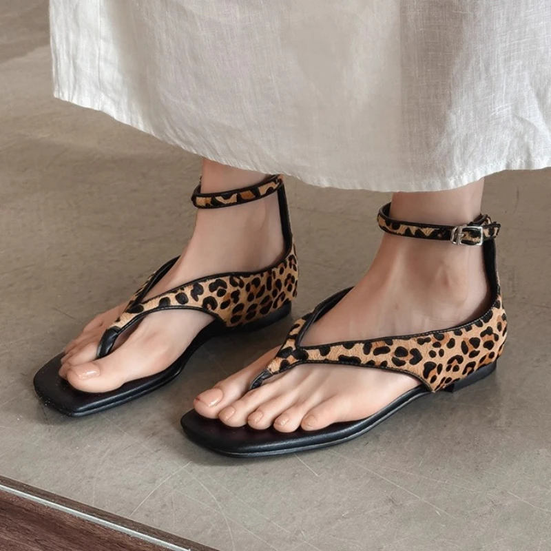 

Sexy Clip Toe Leopard Print Flip Flops Women Fashion Square Toe Ankle Strap Buckle Designer Shoes Comfort Non-Slip Flat Sandals